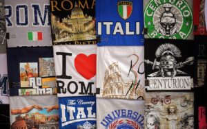 MINIMARKET, SOUVENIR, LA COLONIZZAZIONE COMMERCIALE A ROMA