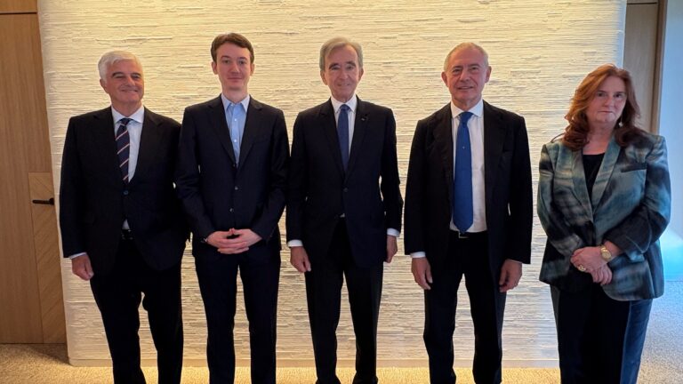 Moda, urso incontra Arnault